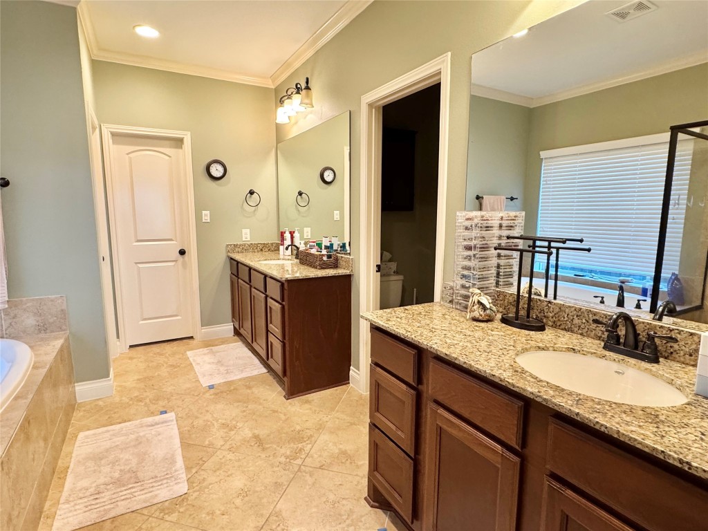 13626 Breakwater Path Loop Houston, TX 77044 - Photo 15 of 29 Primary bath