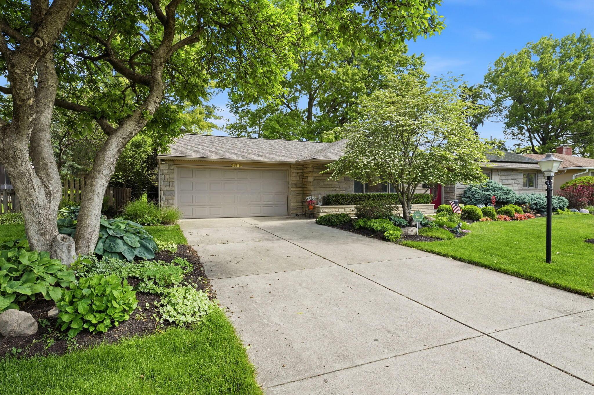 2290 Middlesex Road Columbus, OH 43220 - Photo 2 of 49
