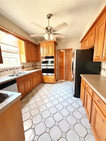 $2,500 | 6315 Seegers Trail Drive, Houston, TX 77066