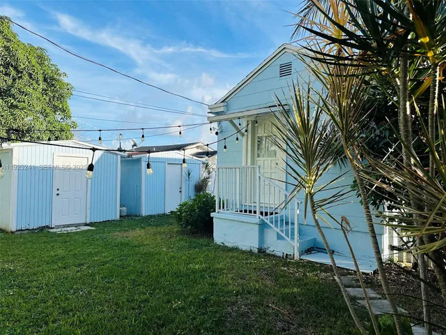 a view of a backyard