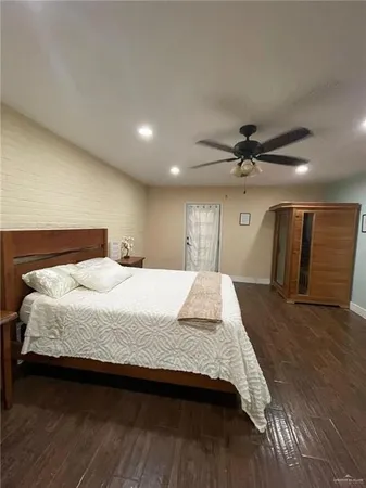 a view of a livingroom with a ceiling fan and hardwood floor