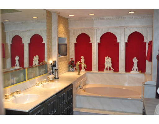 83 Ridgewood Terrace Springfield, MA 01105 - Photo 7 of 8 a bathroom with 2 sink and a mirror