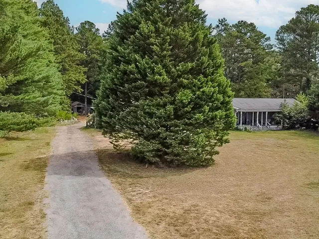 a view of a house with a yard