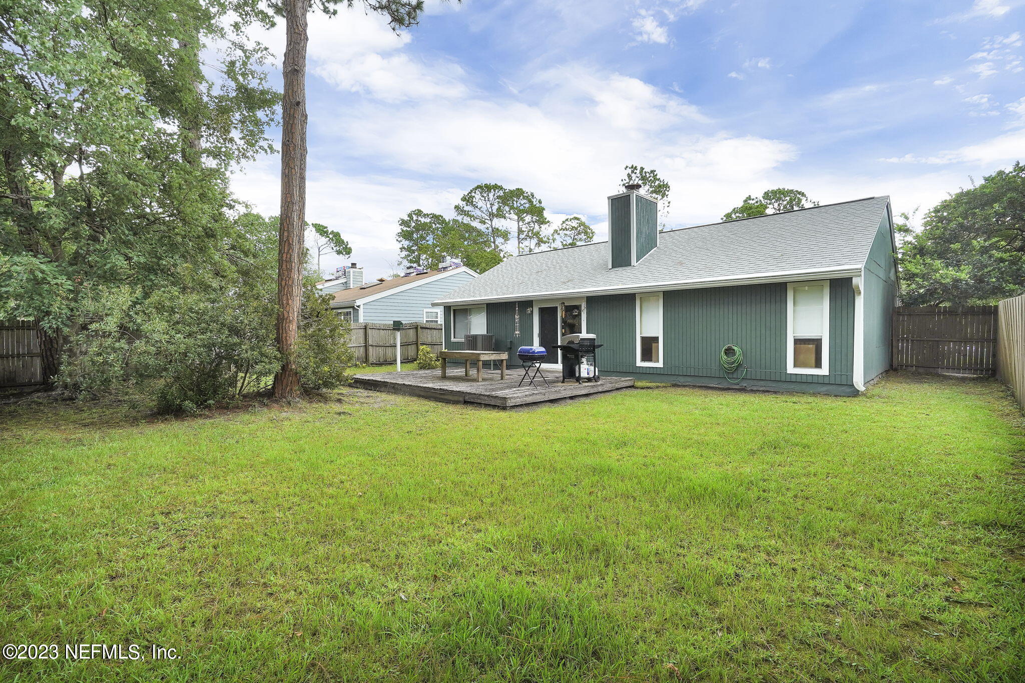 10250 Lake Pines Road Jacksonville, FL 32257 - Photo 23 of 24 a front view of a house with garden
