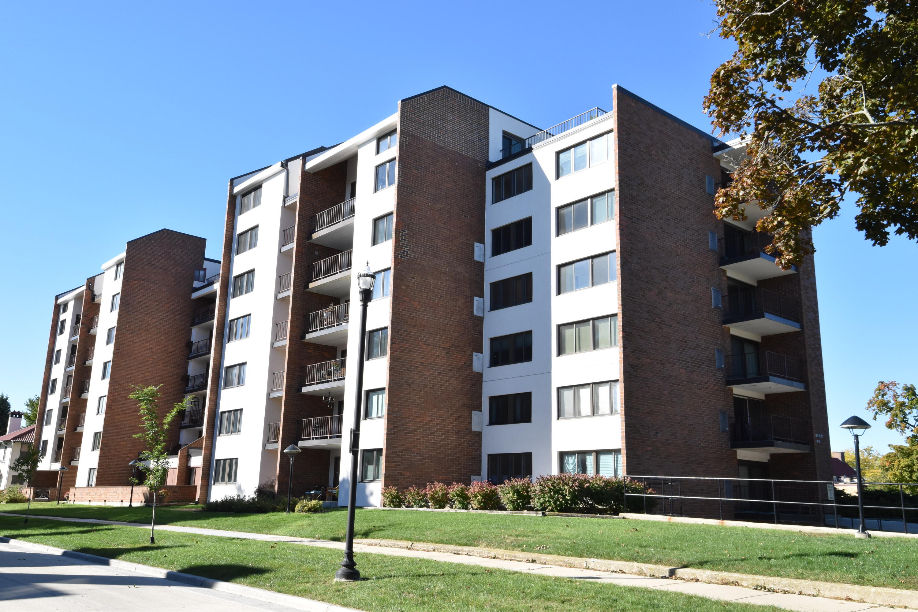 111 11th Street, Unit 1CN Racine, WI 53403 - Photo 2 of 49 Back view