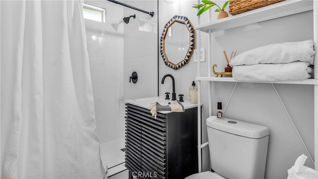 250 West Cortez Road Palm Springs, CA 92262 - Photo 22 of 54 a bathroom with a sink toilet and shower