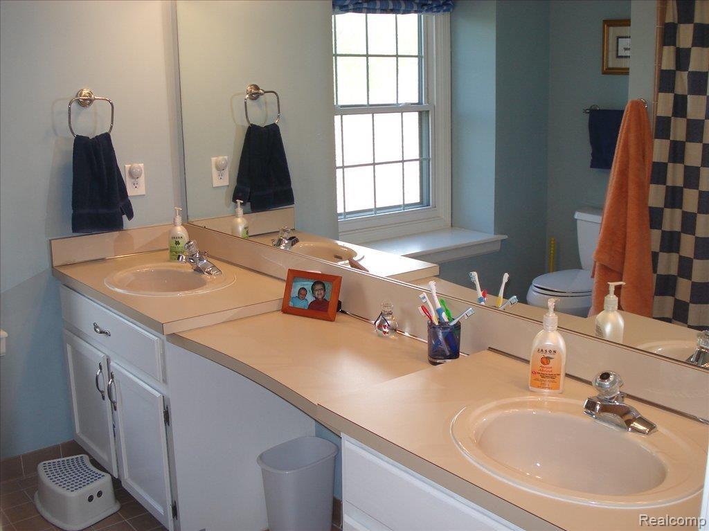 3508 Summit Ridge Drive Rochester, MI 48306 - Photo 19 of 25 full main bath