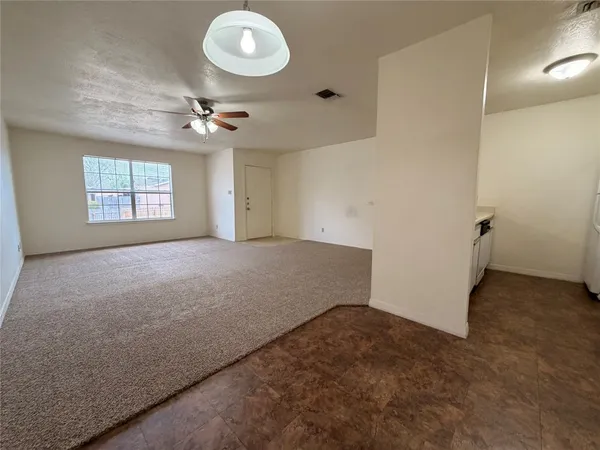 $950 | 2300 Stone Hollow Drive, Unit 206, Brenham, TX 77833