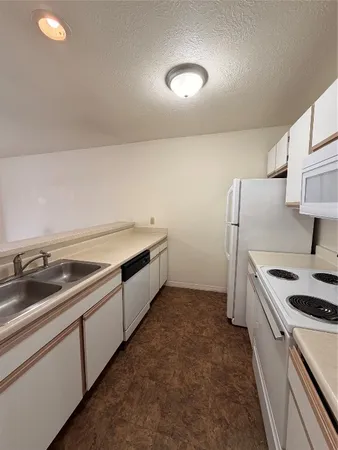 $950 | 2300 Stone Hollow Drive, Unit 206, Brenham, TX 77833