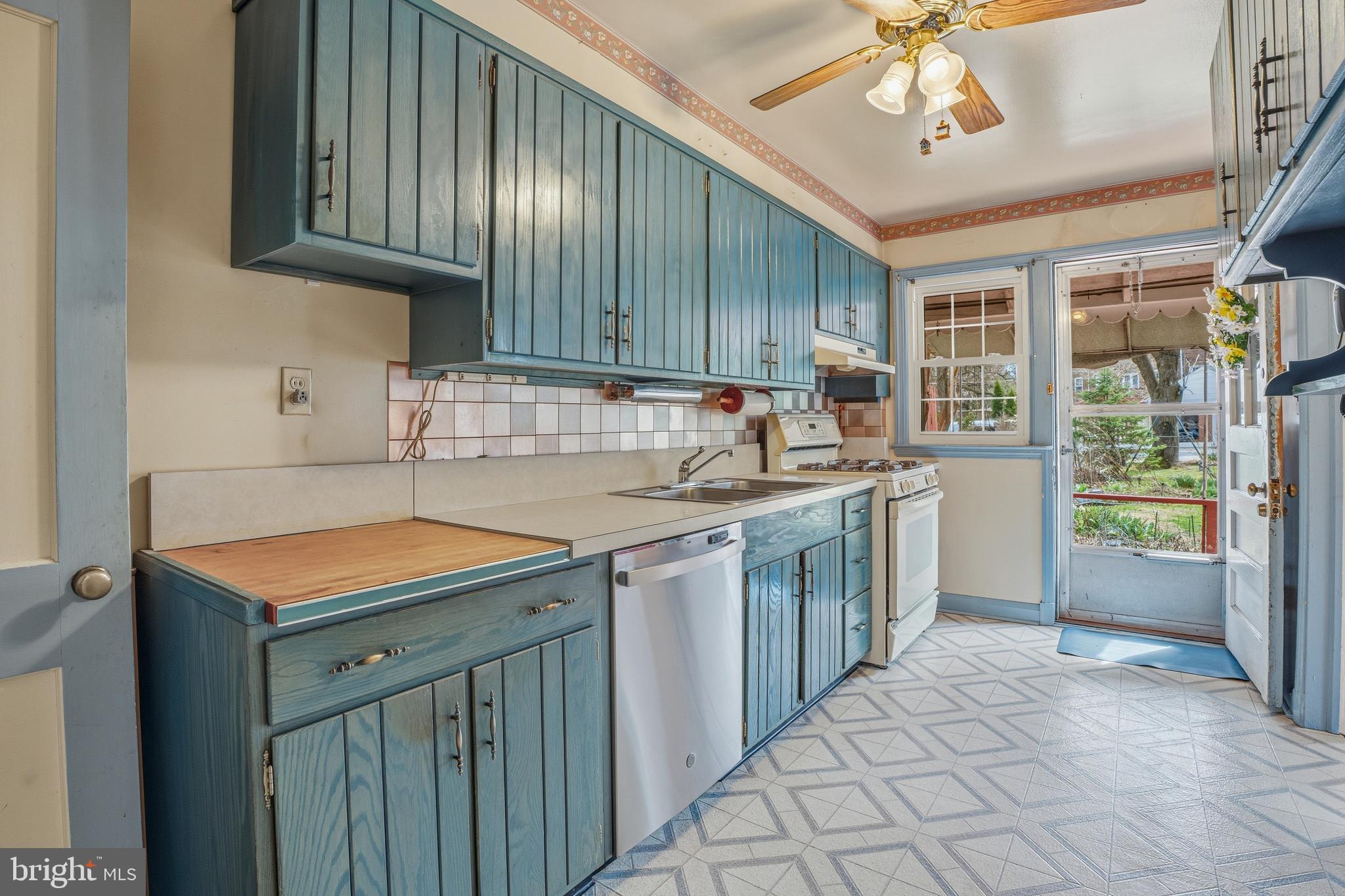 123 Glen Argyle Road Baltimore, MD 21212 - Photo 11 of 33 a kitchen with a sink stove and cabinets
