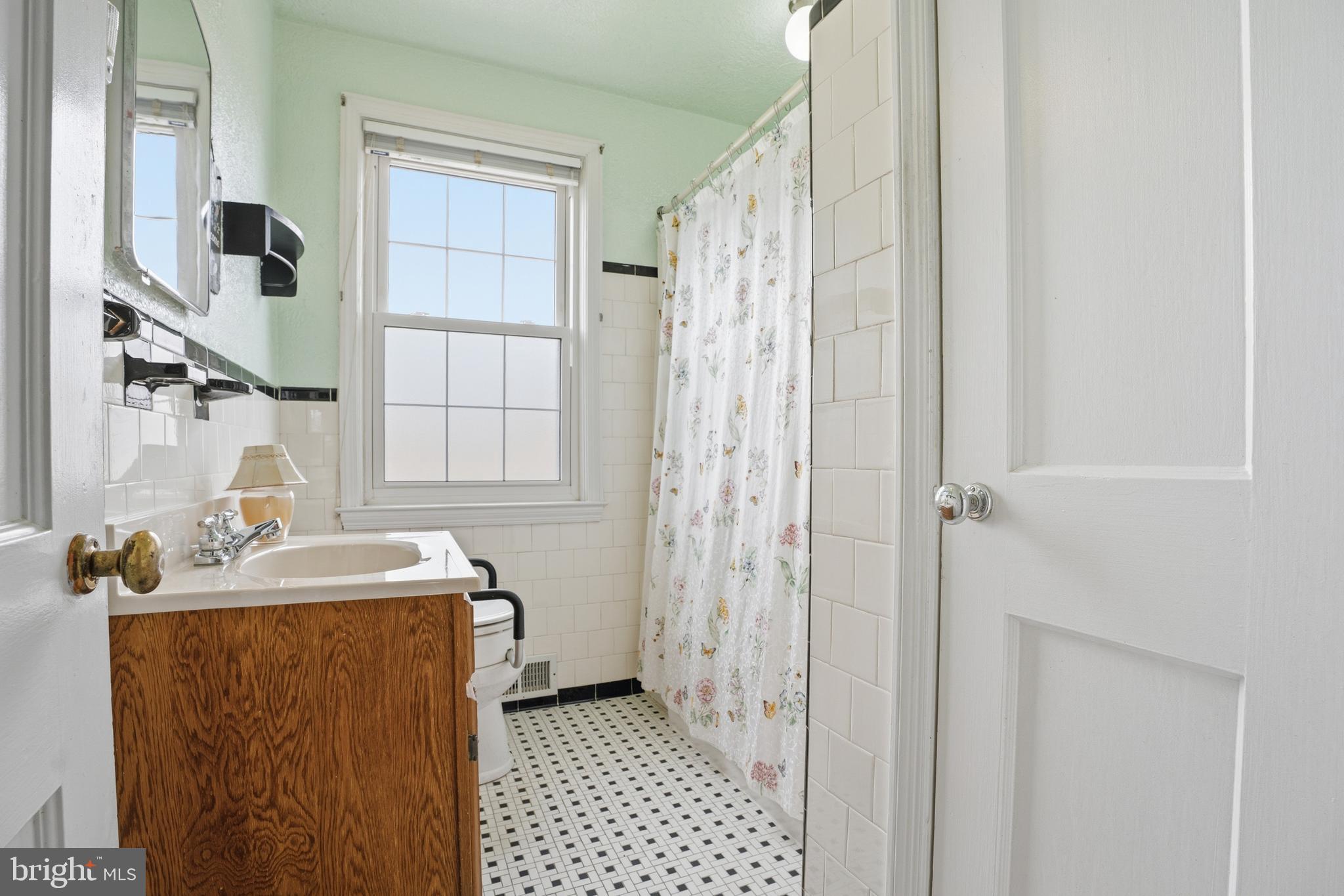 123 Glen Argyle Road Baltimore, MD 21212 - Photo 18 of 33 a bathroom with a sink toilet and shower