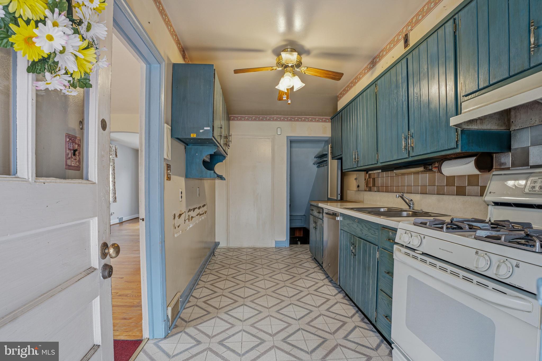 123 Glen Argyle Road Baltimore, MD 21212 - Photo 10 of 33 a kitchen with stainless steel appliances granite countertop a stove and a refrigerator