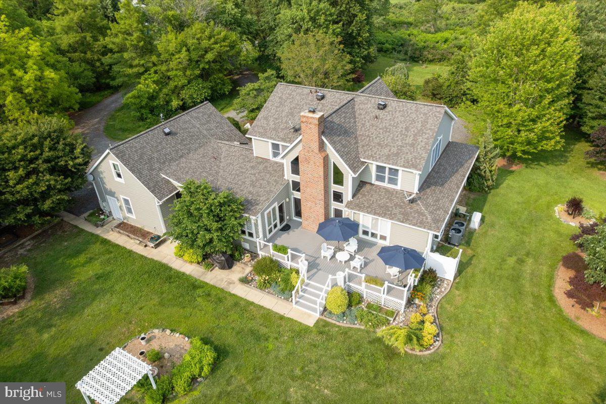 New roof, expansive outdoor living area