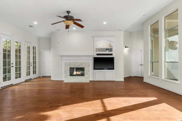 $910,000 | 187 East Lansdowne Circle, The Woodlands, TX 77382