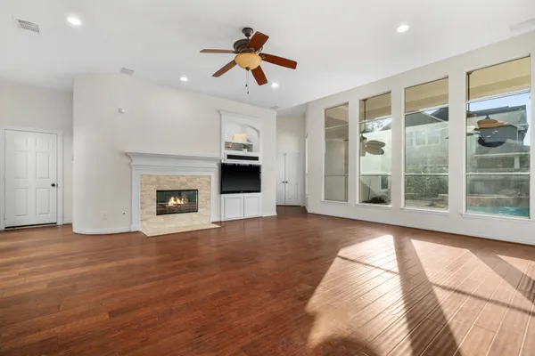 $910,000 | 187 East Lansdowne Circle, The Woodlands, TX 77382