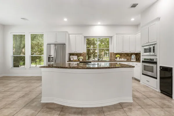 $910,000 | 187 East Lansdowne Circle, The Woodlands, TX 77382