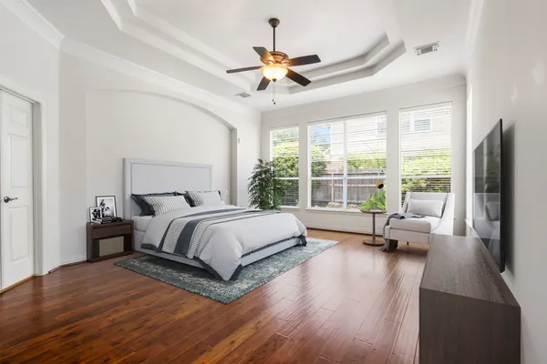 $910,000 | 187 East Lansdowne Circle, The Woodlands, TX 77382