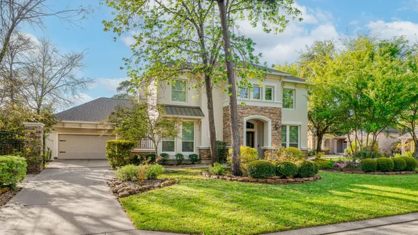 $910,000 | 187 East Lansdowne Circle, The Woodlands, TX 77382