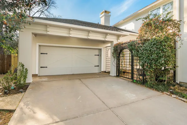 $910,000 | 187 East Lansdowne Circle, The Woodlands, TX 77382