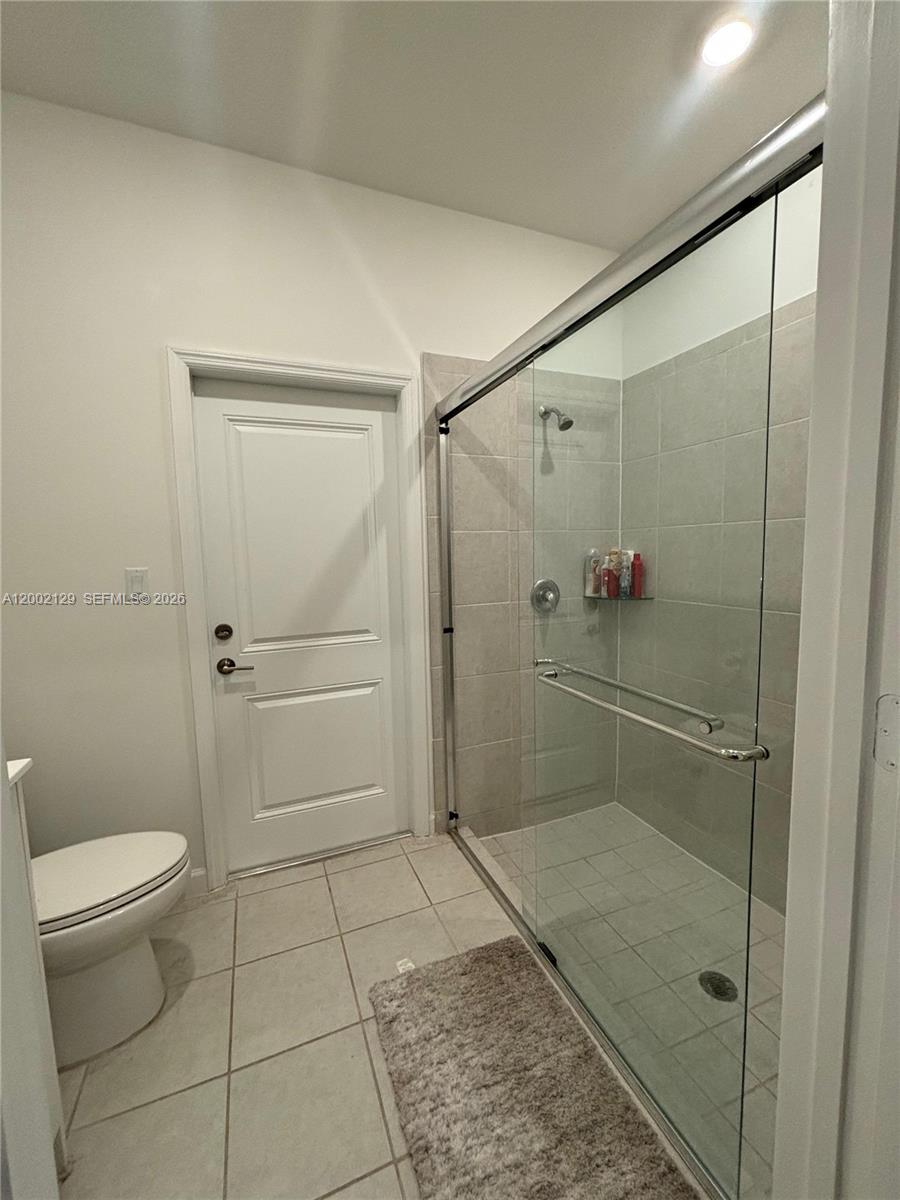 16144 Southwest 148th Place Miami, FL 33187 - Photo 28 of 29 In-laws suite