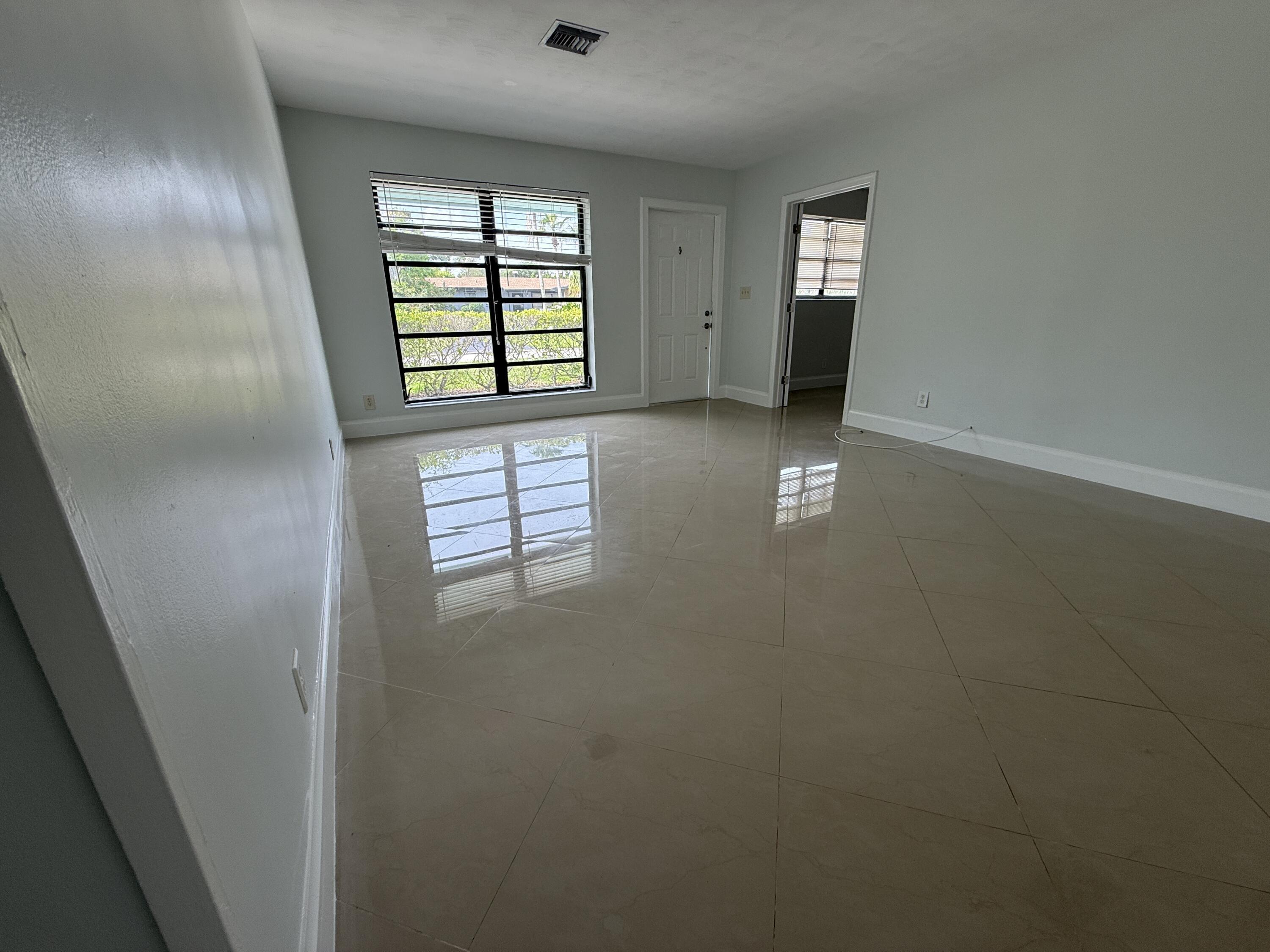 477 Northeast 35th Street Boca Raton, FL 33431 - Photo 11 of 35 Livingroom