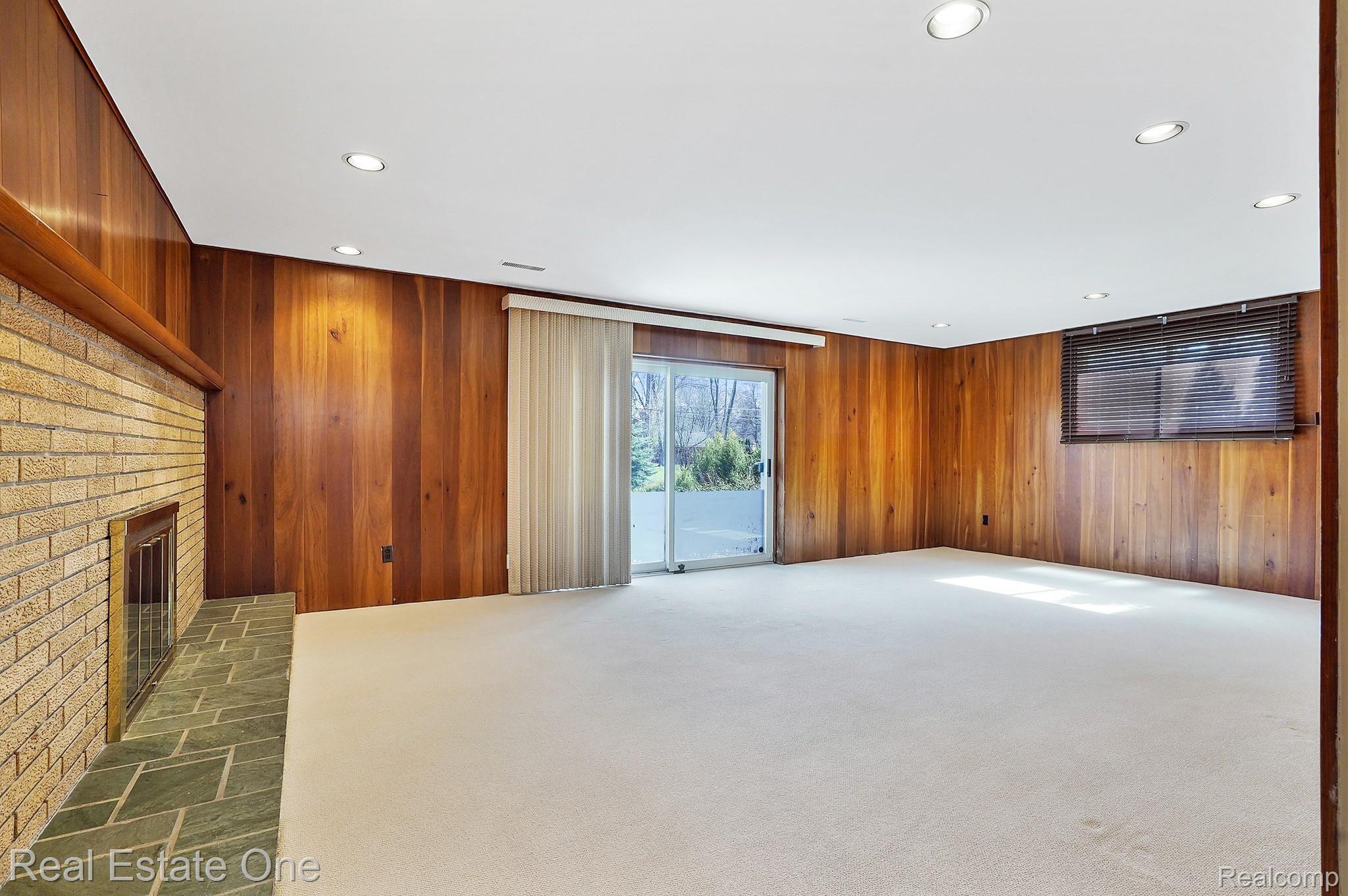 5891 Shaun Road West Bloomfield, MI 48322 - Photo 13 of 37 012 Family Rm.jpg