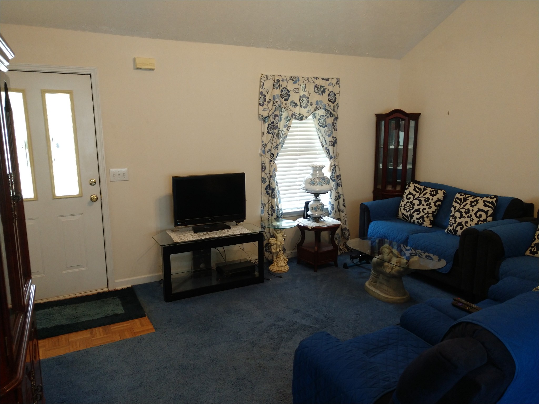 1511 Ridgemont Drive La Vergne, TN 37086 - Photo 11 of 18 a living room with furniture and a flat screen tv