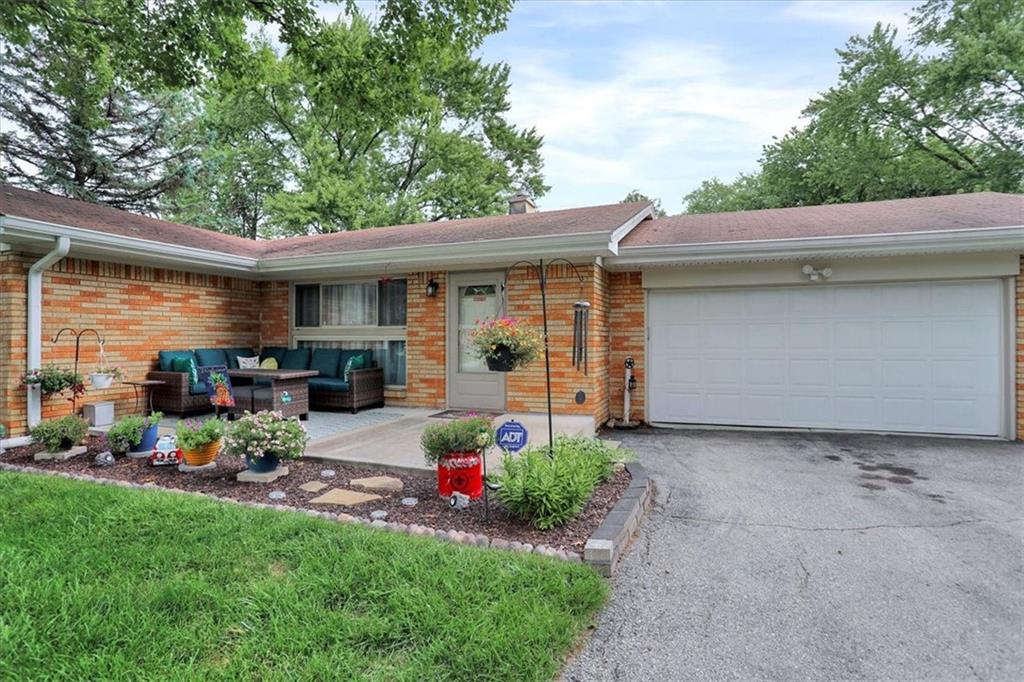 935 Burbank Road Indianapolis, IN 46219 - Photo 3 of 40 Gallery Image 3