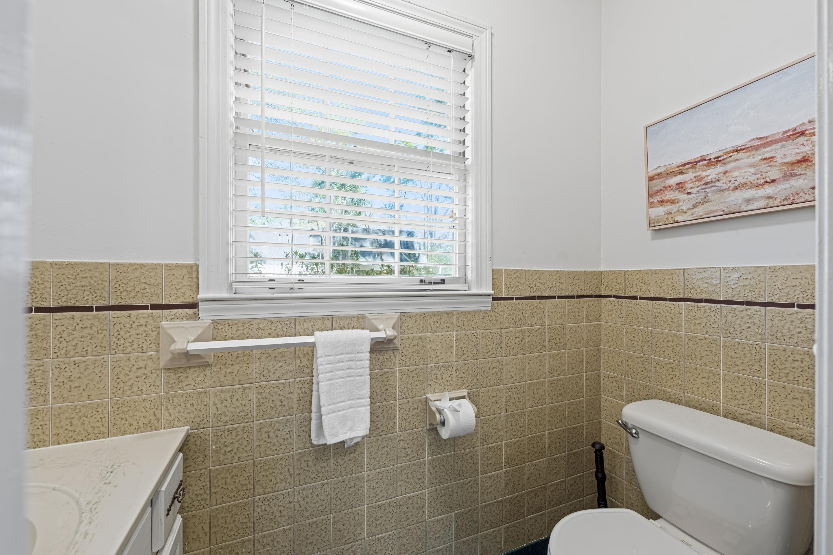 1316 Kirby Road Memphis, TN 38120 - Photo 18 of 30 a bathroom with a toilet a sink and a shower
