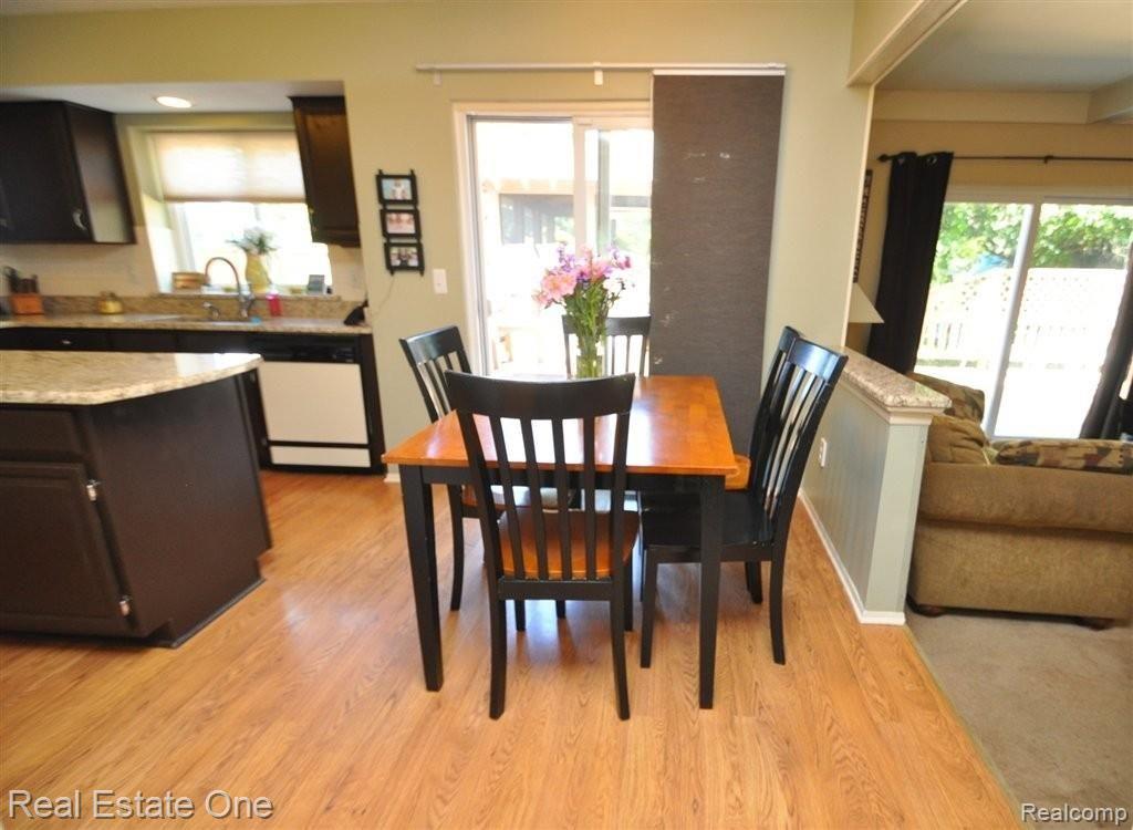 1649 Ridgecrest Rochester, MI 48306 - Photo 10 of 30 Breakfast Nk w/doorwall to deck
