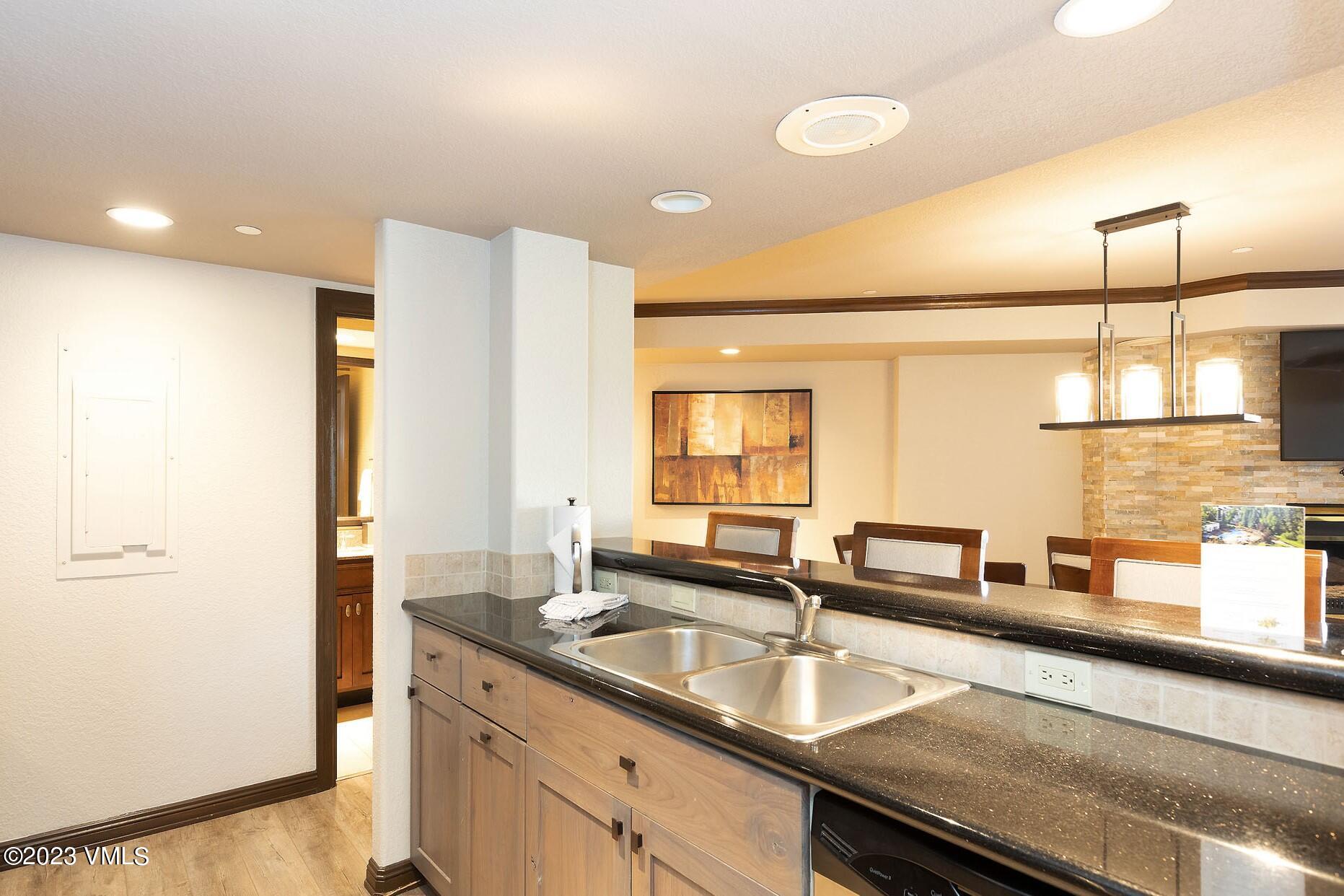 210 Offerson Road, Unit R212/ WEEK 29 Beaver Creek, CO 81620 - Photo 5 of 19 a kitchen with a sink and a refrigerator