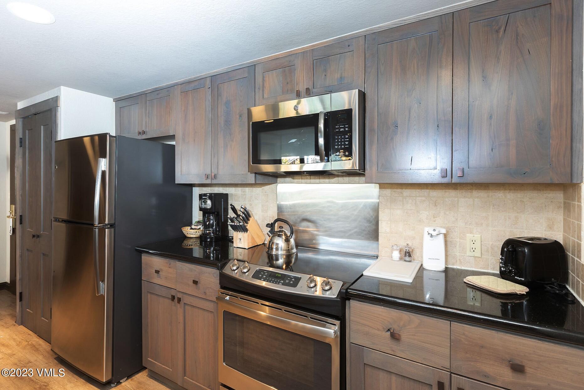 210 Offerson Road, Unit R212/ WEEK 29 Beaver Creek, CO 81620 - Photo 6 of 19 a kitchen with a sink and refrigerator
