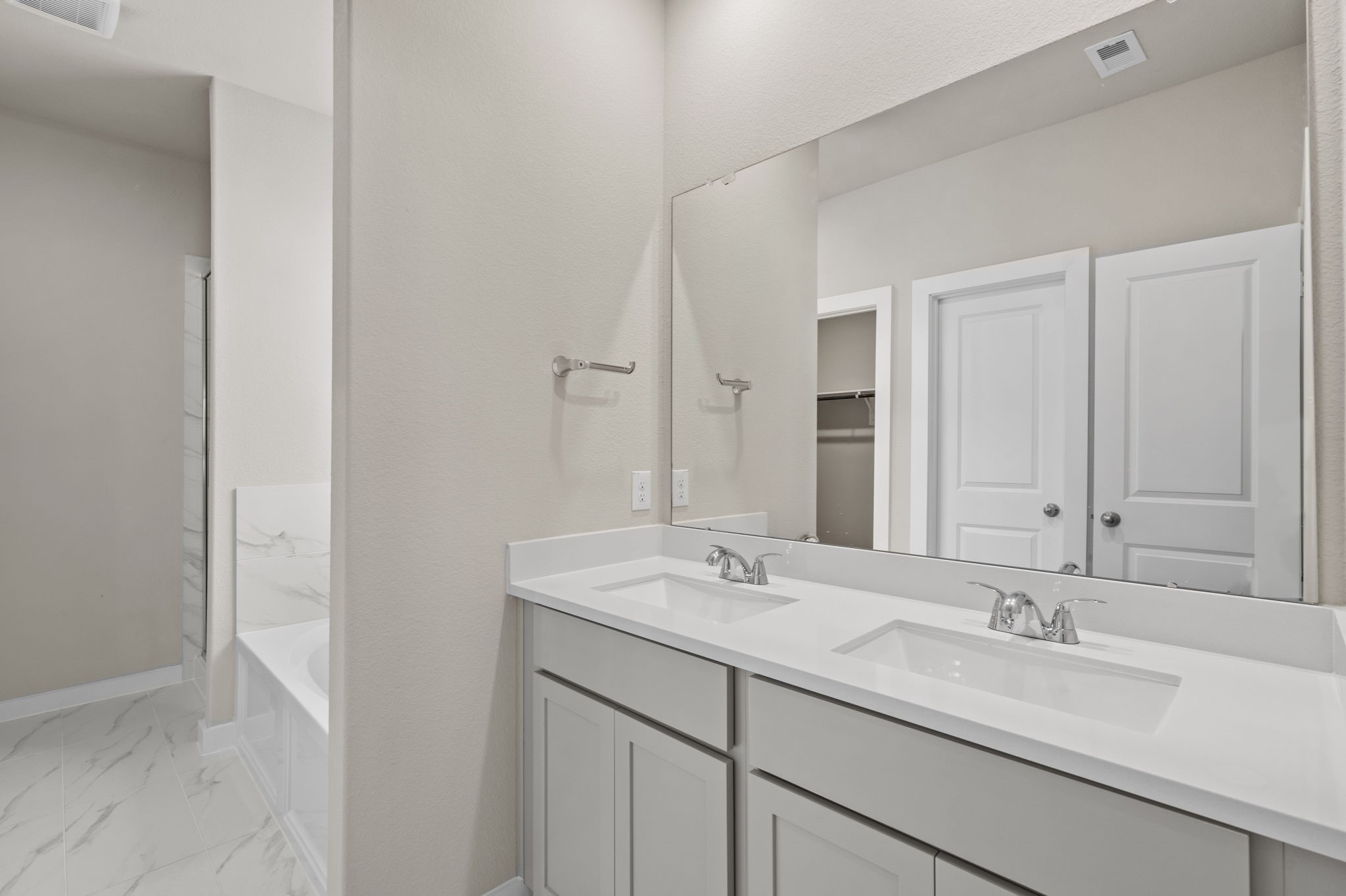 12343 Ridge Top Drive Conroe, TX 77304 - Photo 21 of 32 a bathroom with 2 sink and a mirror