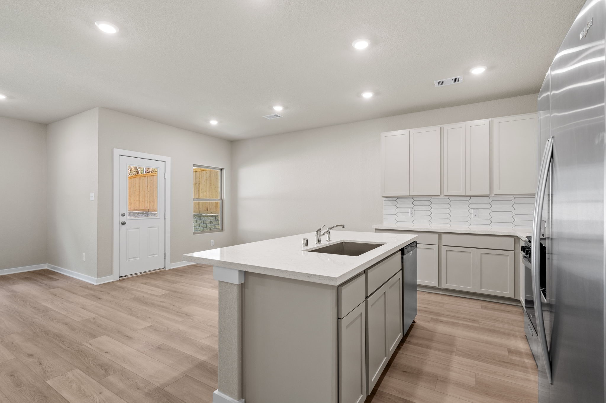 12343 Ridge Top Drive Conroe, TX 77304 - Photo 4 of 32 a kitchen with a sink stove and refrigerator