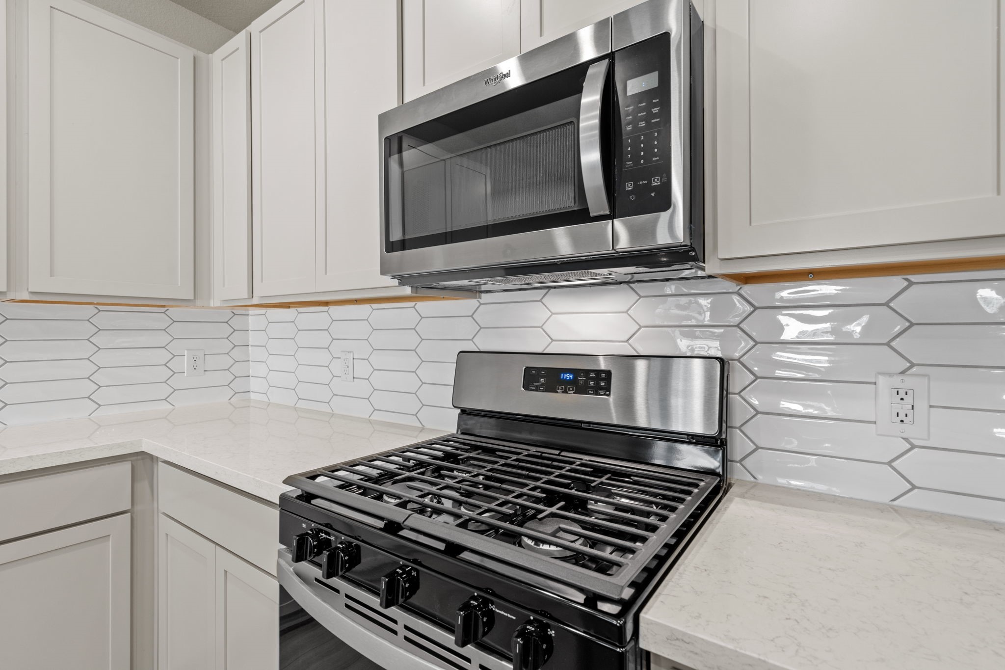 12343 Ridge Top Drive Conroe, TX 77304 - Photo 6 of 32 a stove top oven sitting inside of a kitchen