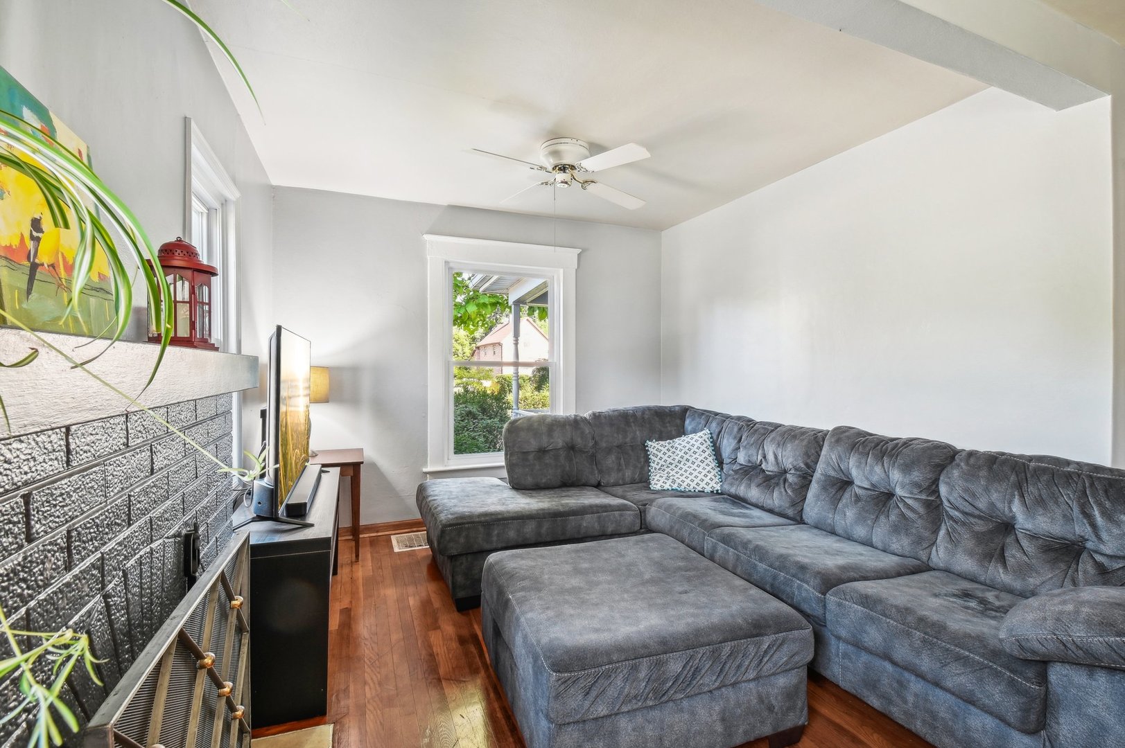 2900 Gabriel Avenue Zion, IL 60099 - Photo 9 of 52 a living room with furniture and a couch