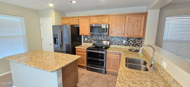 a view of a back yard