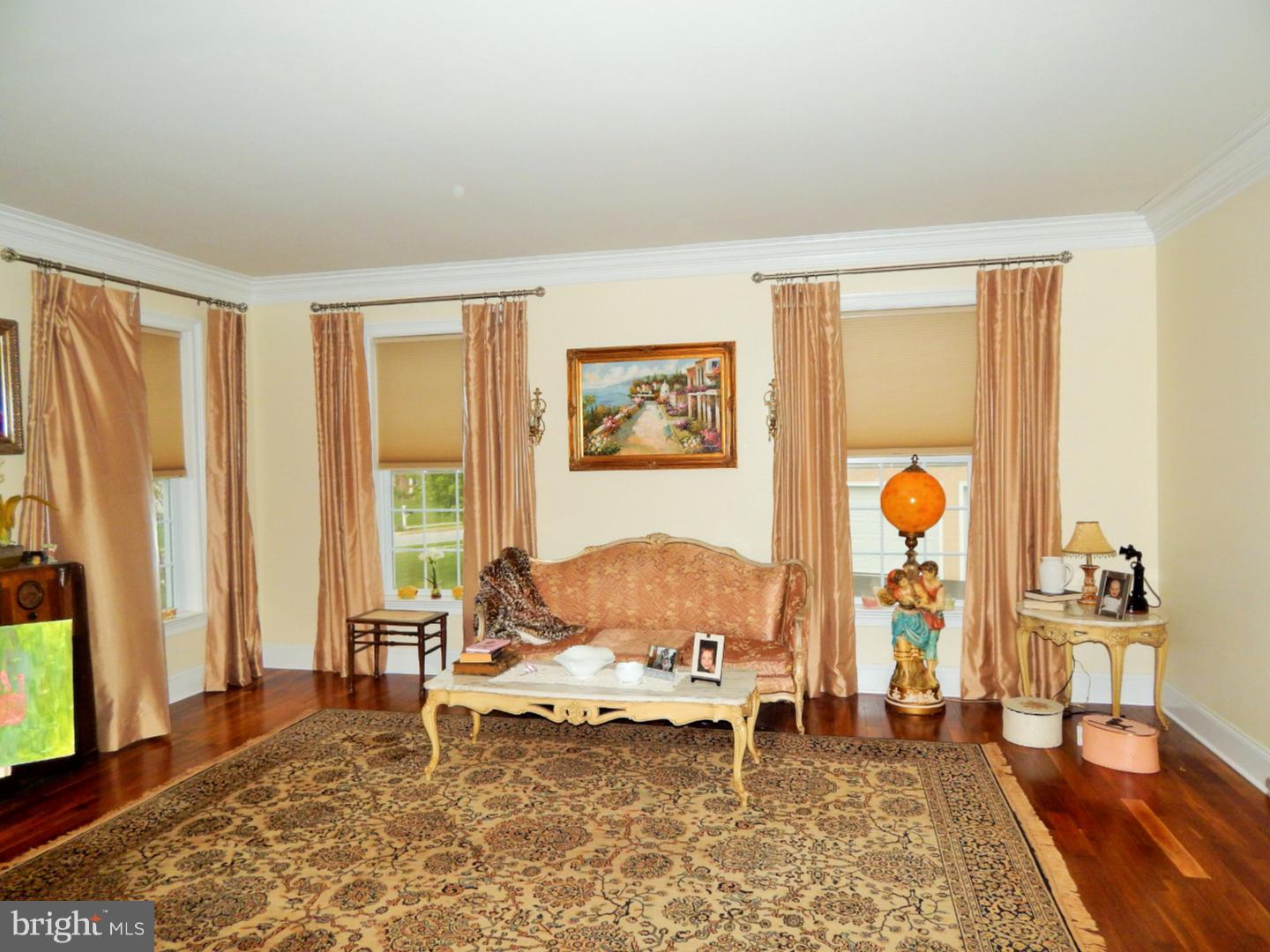 1521 High Country Road Downingtown, PA 19335 - Photo 3 of 25 Living Room