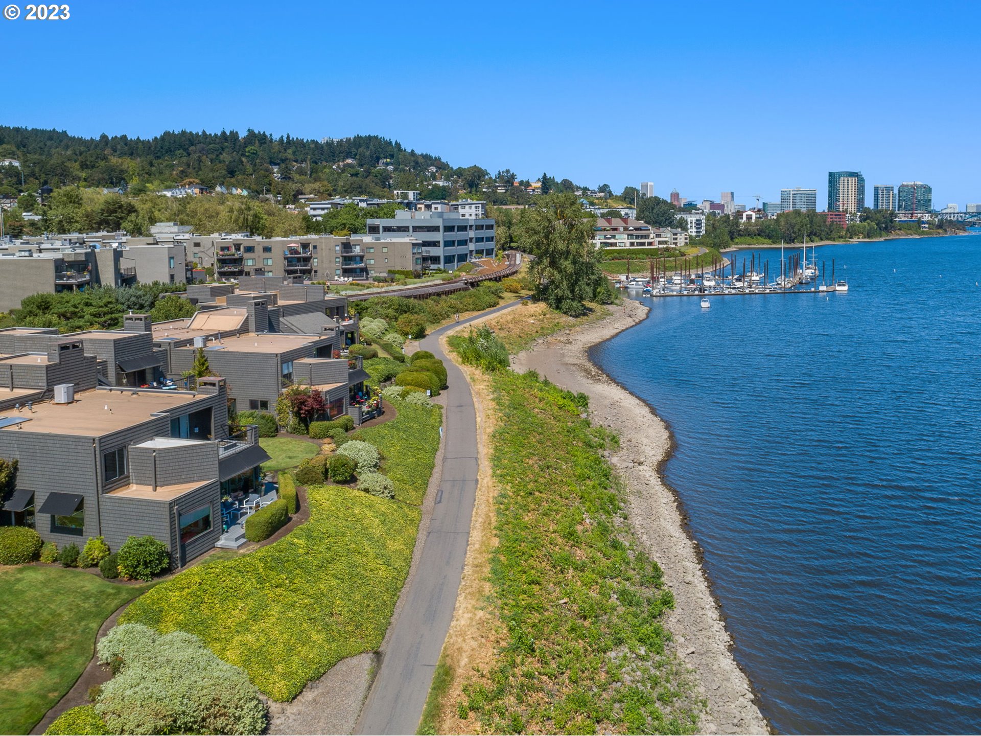 5630 South Riverside Lane, Unit 17 Portland, OR 97239 - Photo 1 of 32 Gallery Image 1