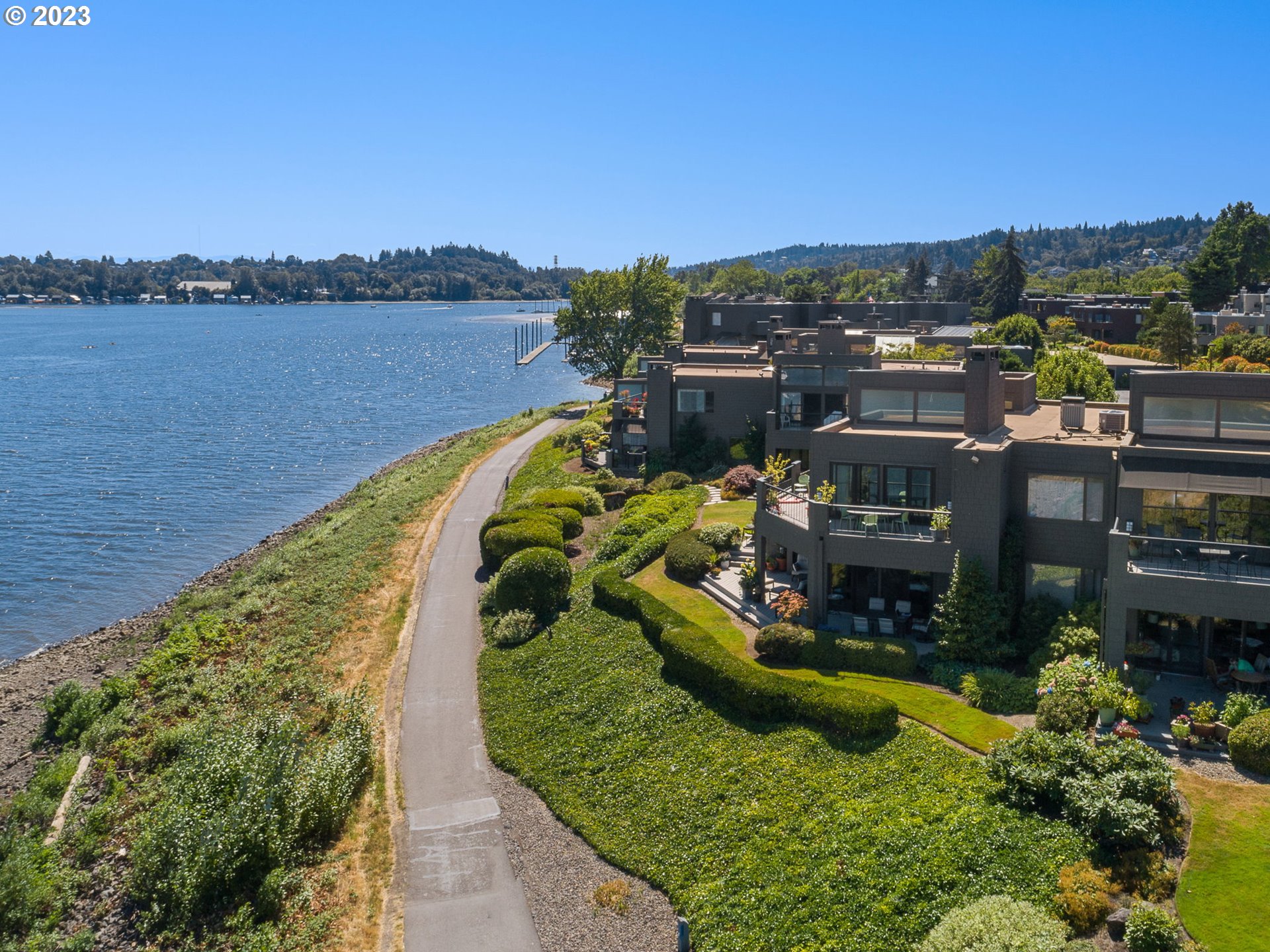 5630 South Riverside Lane, Unit 17 Portland, OR 97239 - Photo 2 of 32 Gallery Image 2