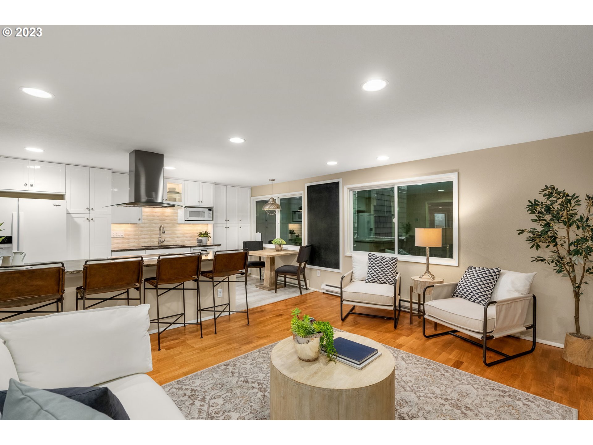 5630 South Riverside Lane, Unit 17 Portland, OR 97239 - Photo 4 of 32 Gallery Image 4