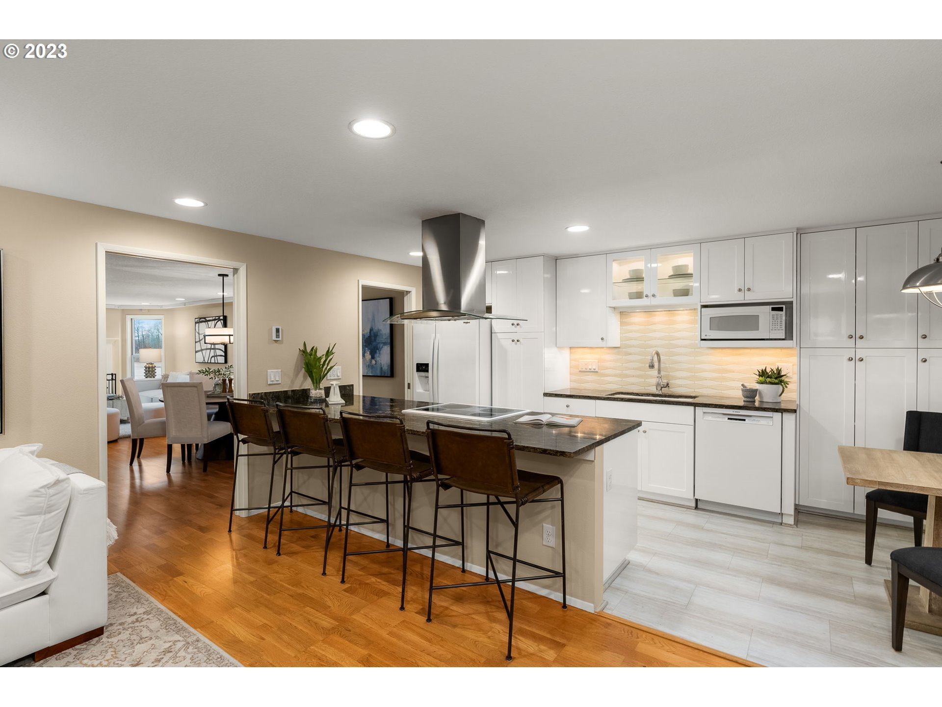5630 South Riverside Lane, Unit 17 Portland, OR 97239 - Photo 6 of 32 Gallery Image 6