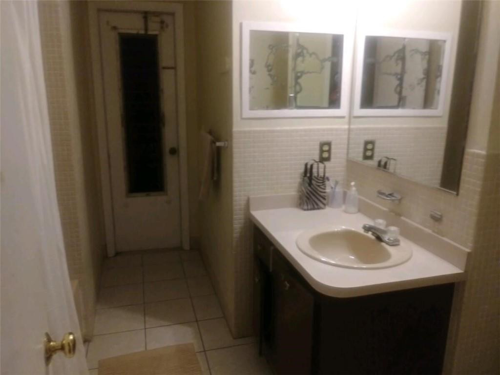 13301 Southwest 99th Place Miami, FL 33176 - Photo 5 of 11 a bathroom with a sink and a mirror