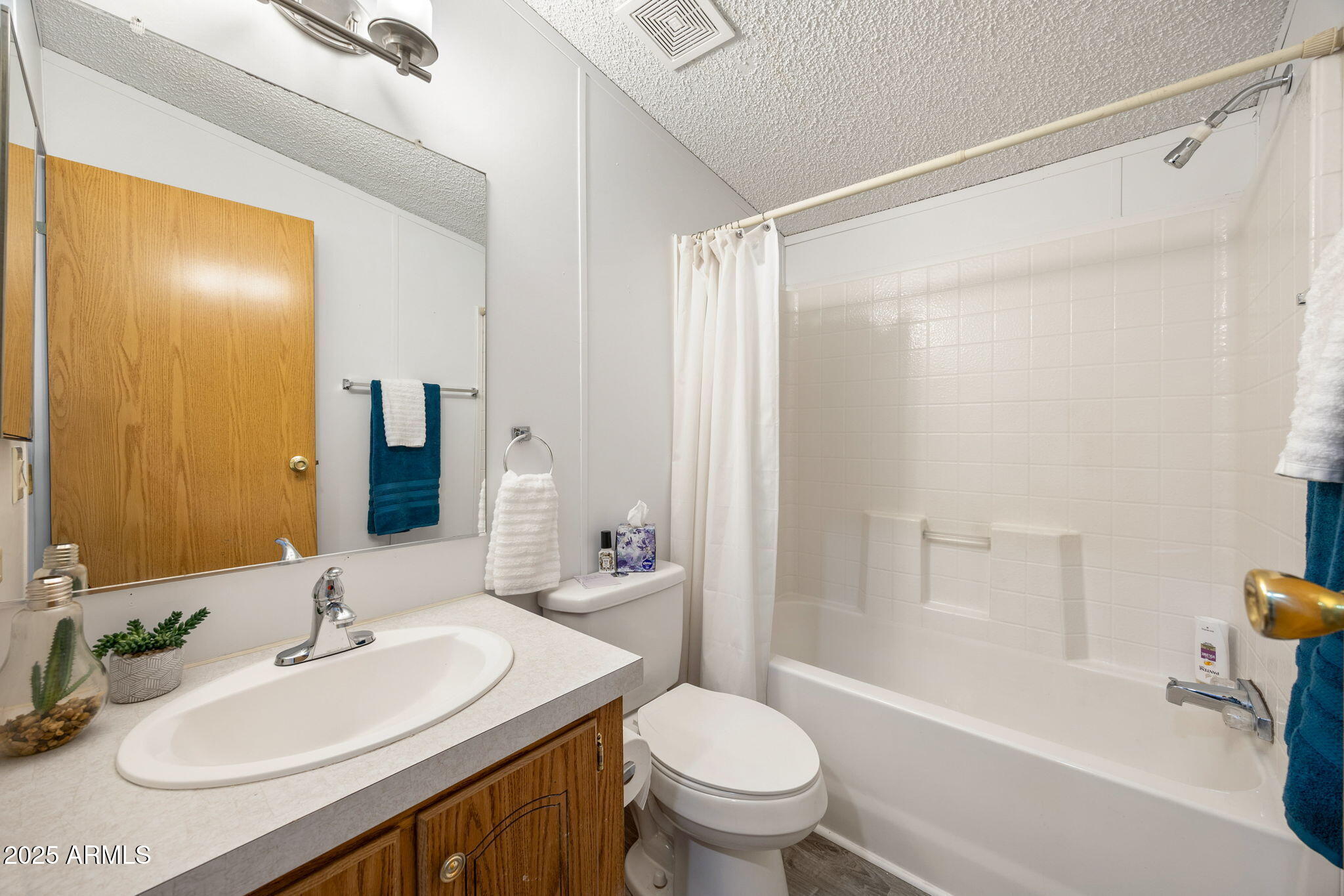 2064 Pinewood Drive Overgaard, AZ 85933 - Photo 17 of 33 a bathroom with a sink toilet and shower