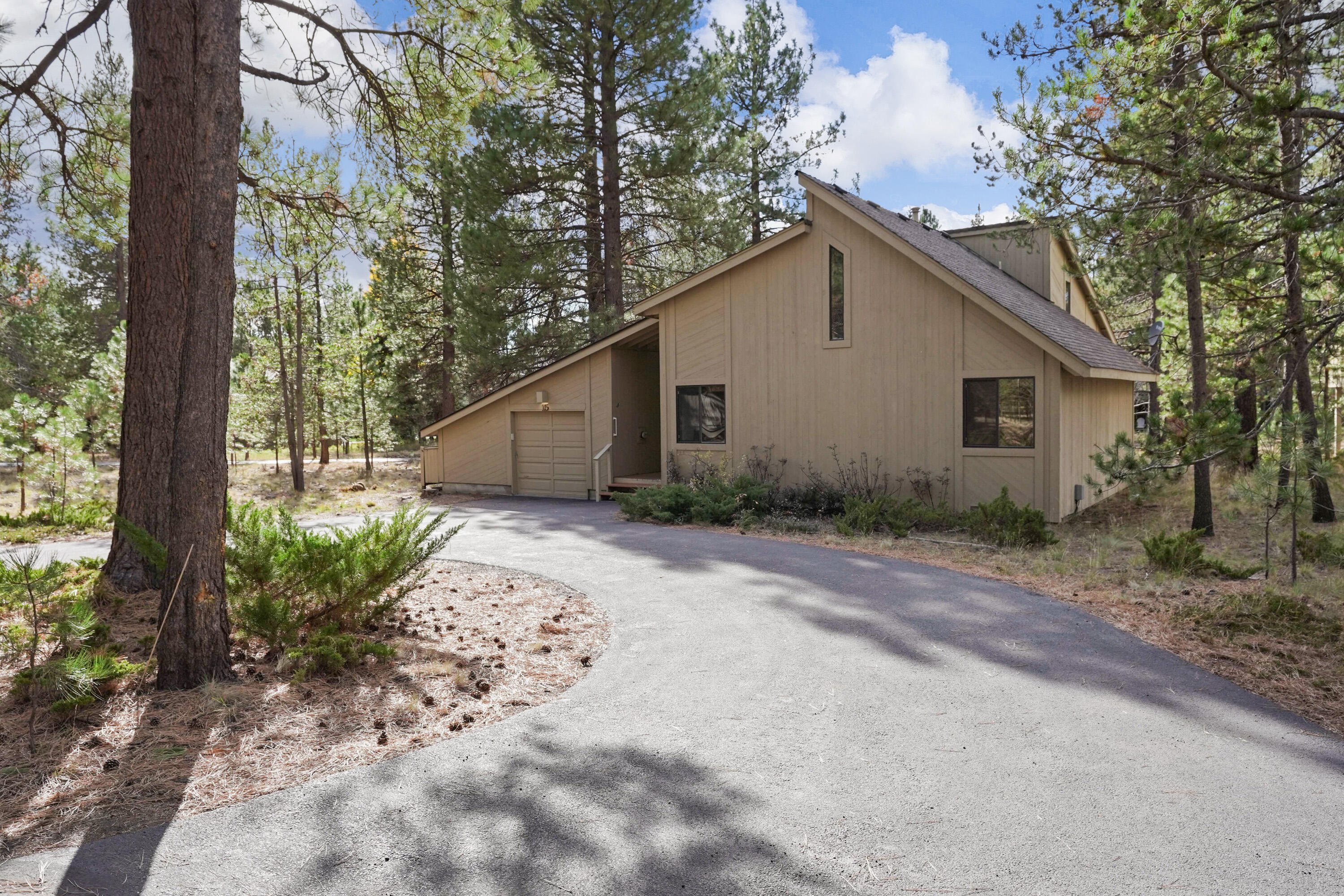 58029-15 Kinglet Road Sunriver, OR 97707 - Photo 2 of 23 Plenty of extra parking on front drive.