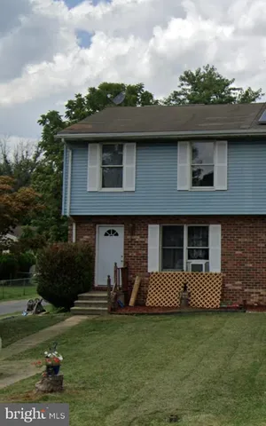 a view of a house with backyard