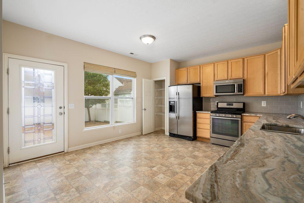 5735 Nadler Road Dublin, OH 43016 - Photo 10 of 48 Kitchen