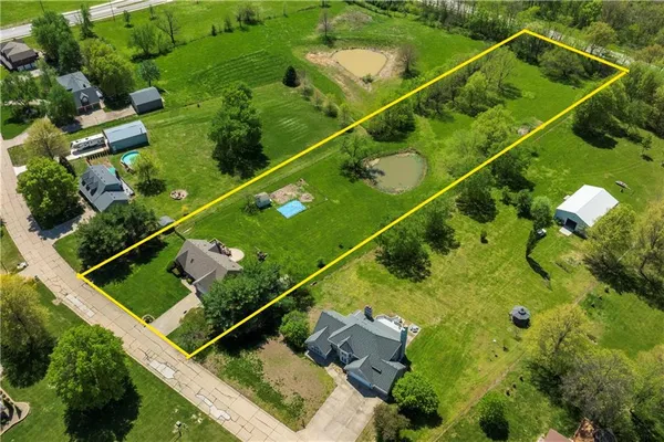 $650,000 | 1720 Paddock Drive, Kearney, MO 64060