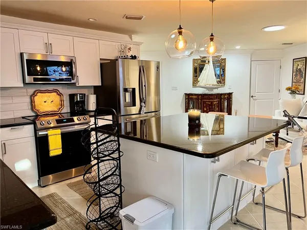 $3,900 | 283 Cypress Way West, Naples, FL 34110