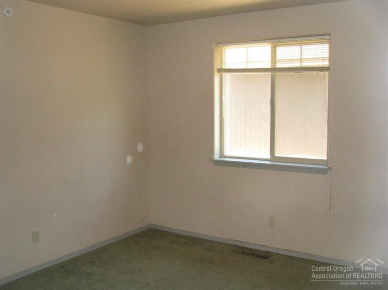63323 Vogt Road Bend, OR 97701 - Photo 13 of 18 an empty room with a window